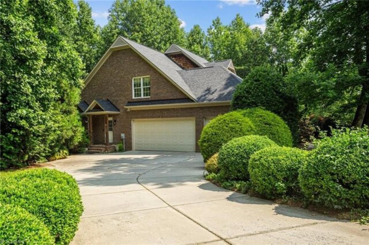 Picture of Home For Sale in Oak Ridge, North Carolina, United States