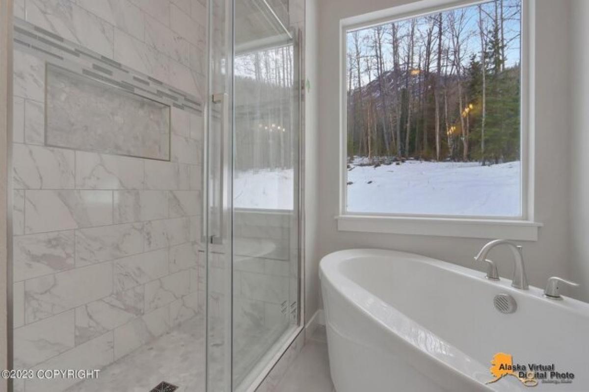Picture of Home For Sale in Eagle River, Alaska, United States