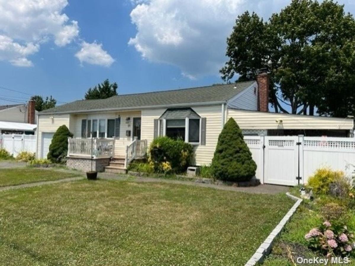 Picture of Home For Sale in West Babylon, New York, United States