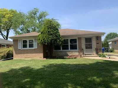 Home For Sale in Mount Prospect, Illinois