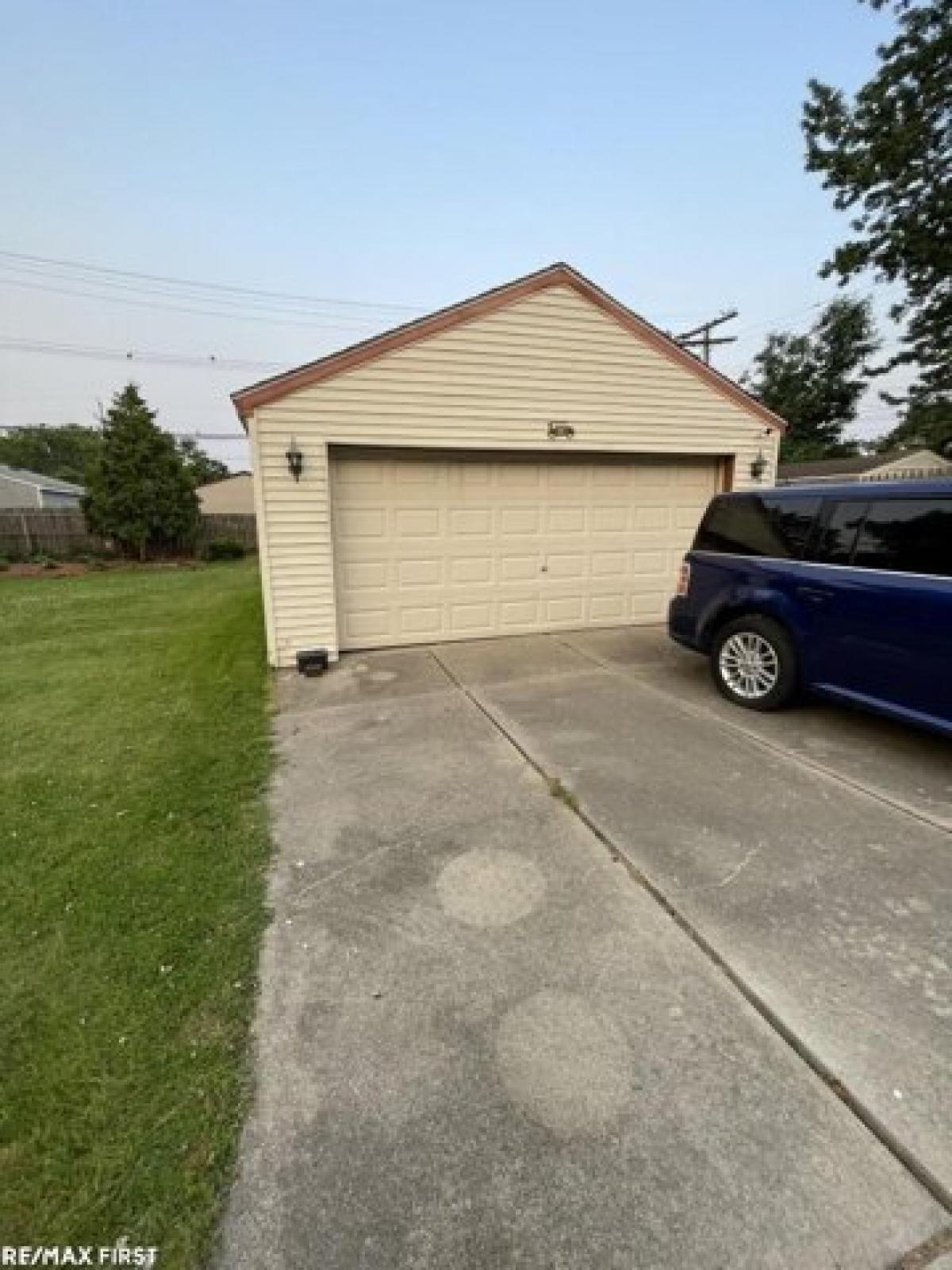 Picture of Home For Sale in Saint Clair Shores, Michigan, United States