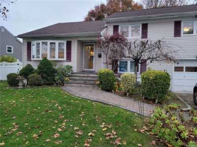 Home For Rent in Wantagh, New York