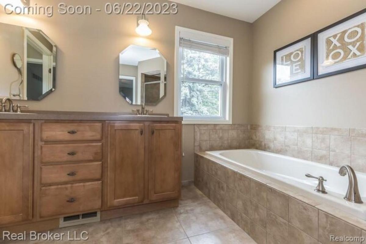 Picture of Home For Sale in Royal Oak, Michigan, United States