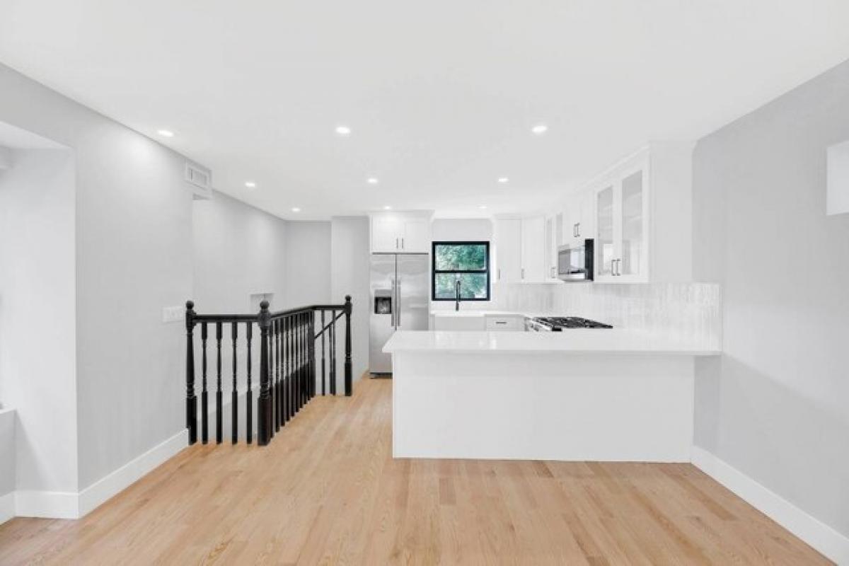 Picture of Home For Sale in Queens Village, New York, United States