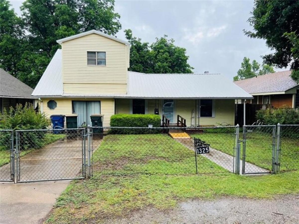 Picture of Home For Sale in Chickasha, Oklahoma, United States