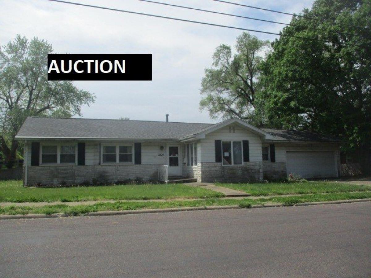 Picture of Home For Sale in Pekin, Illinois, United States