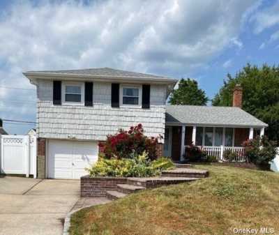 Home For Rent in Syosset, New York