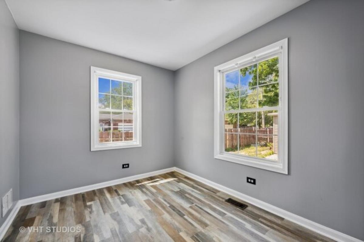 Picture of Home For Sale in Skokie, Illinois, United States
