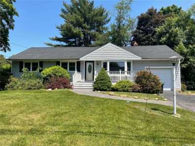 Home For Sale in Melville, New York