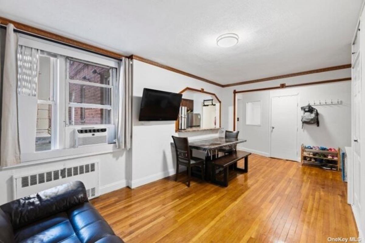Picture of Home For Sale in Jackson Heights, New York, United States