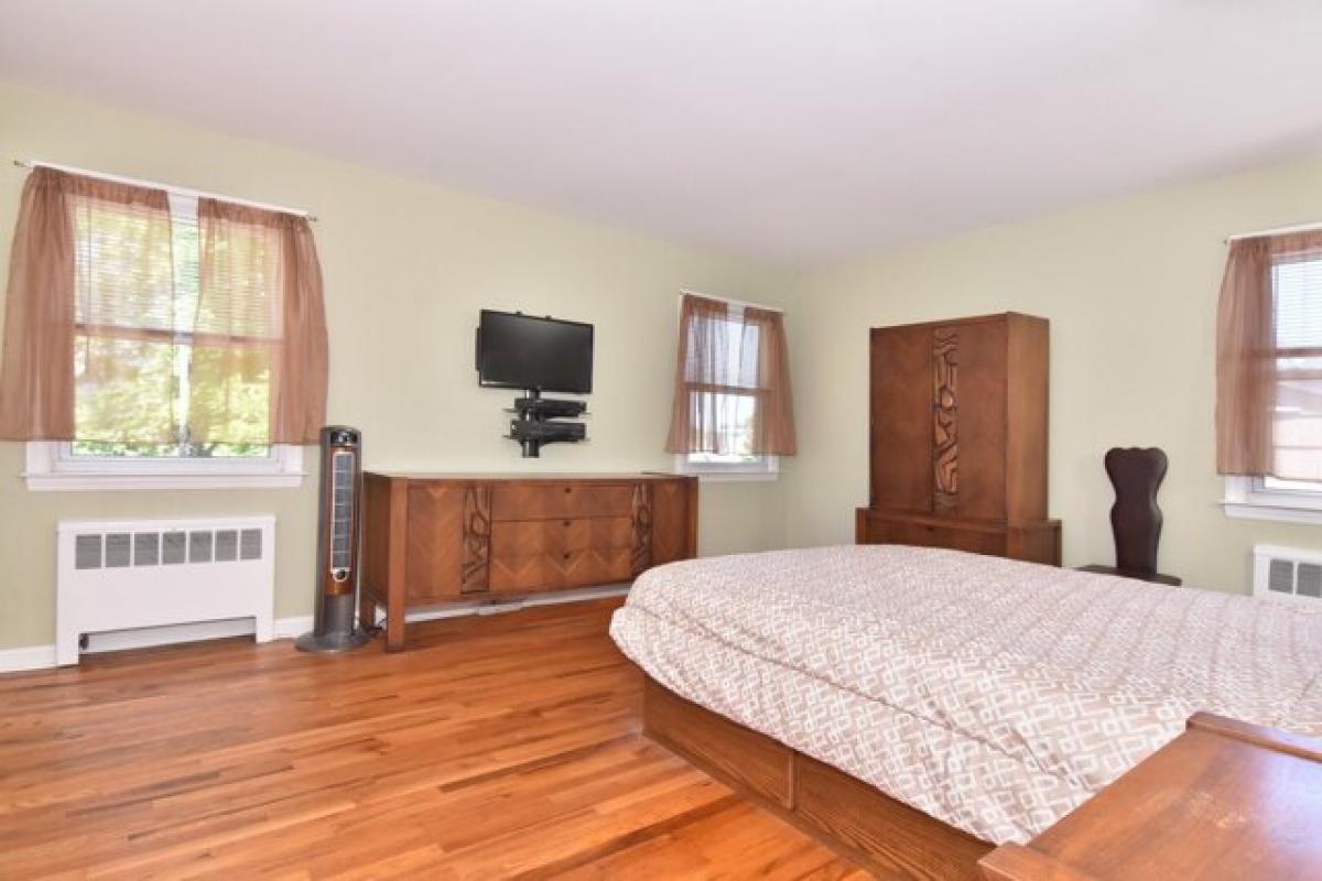 Picture of Home For Sale in Yonkers, New York, United States