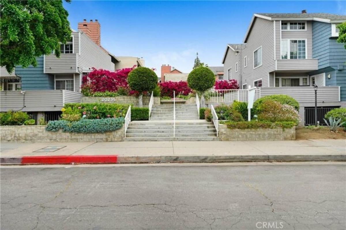 Picture of Home For Sale in Winnetka, California, United States