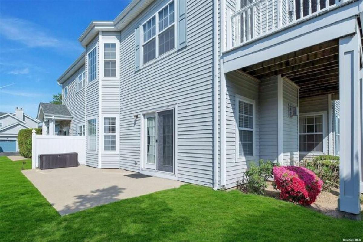 Picture of Home For Sale in Moriches, New York, United States