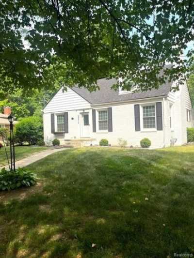 Home For Sale in Lathrup Village, Michigan