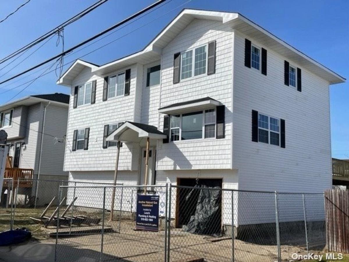 Picture of Home For Sale in Lindenhurst, New York, United States