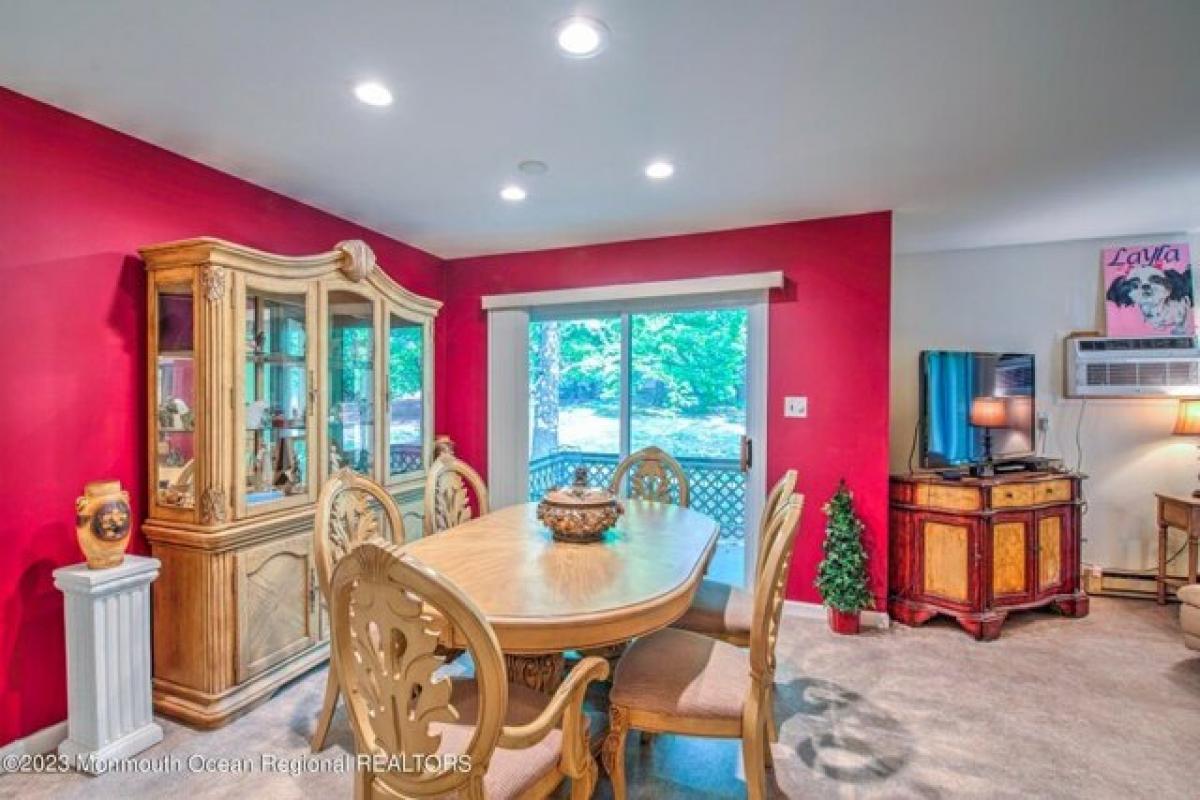 Picture of Home For Sale in Manalapan, New Jersey, United States