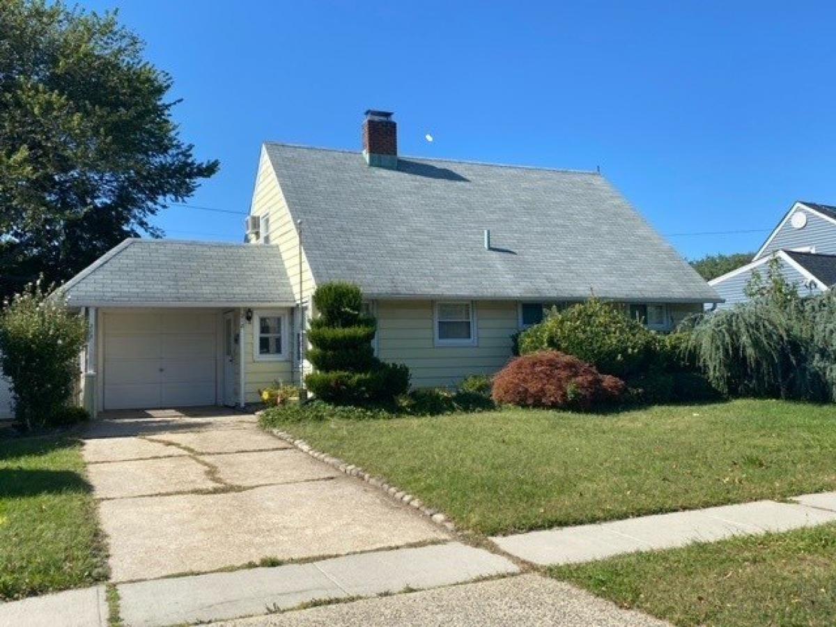 Picture of Home For Sale in Levittown, New York, United States