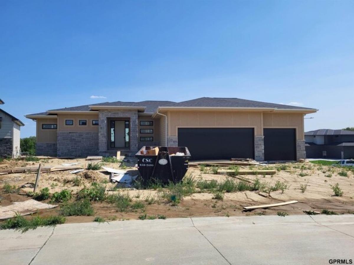 Picture of Home For Sale in Elkhorn, Nebraska, United States