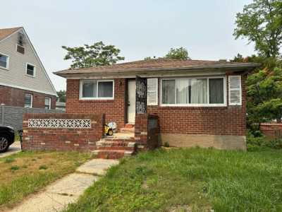 Home For Sale in Springfield Gardens, New York