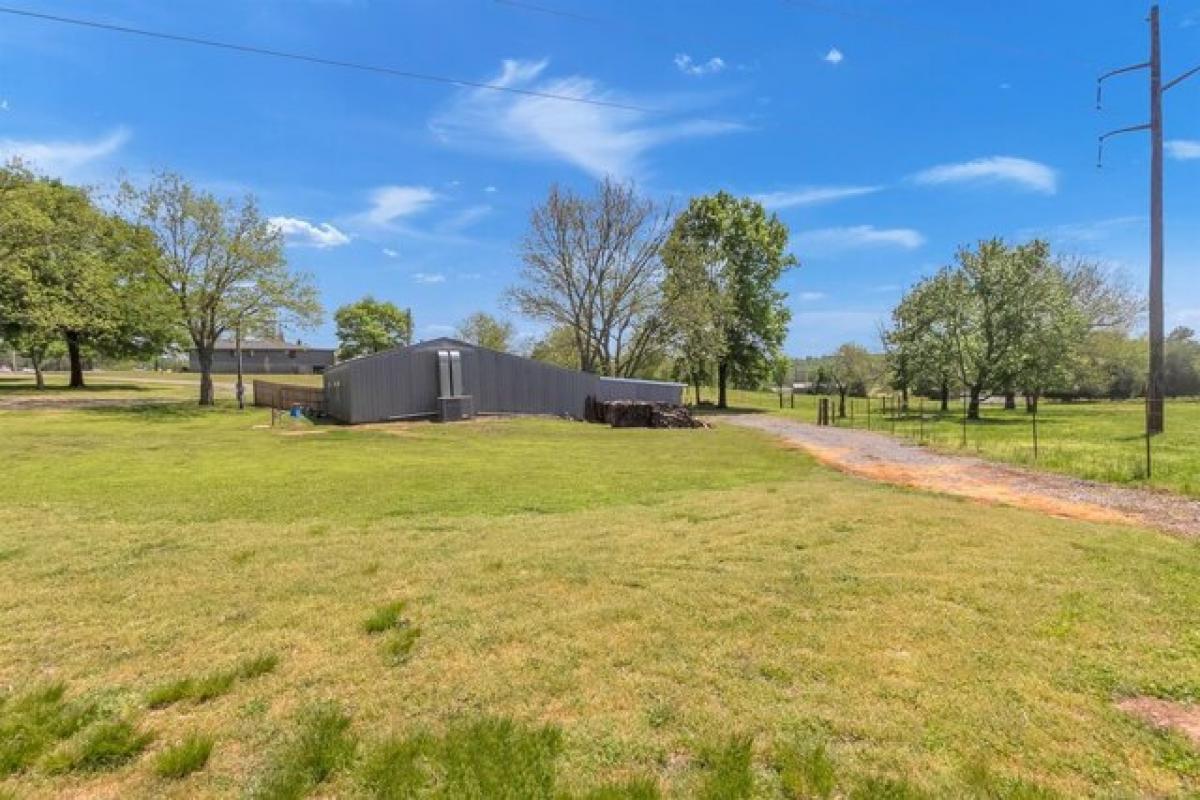 Picture of Home For Sale in Tahlequah, Oklahoma, United States