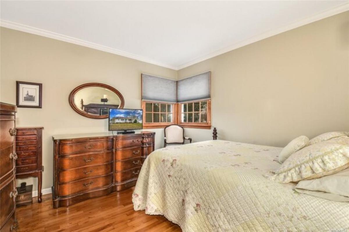 Picture of Home For Sale in Kings Park, New York, United States