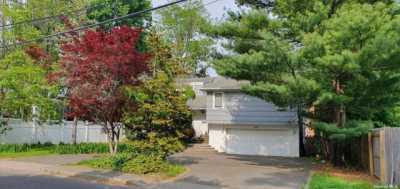 Home For Sale in Hewlett, New York
