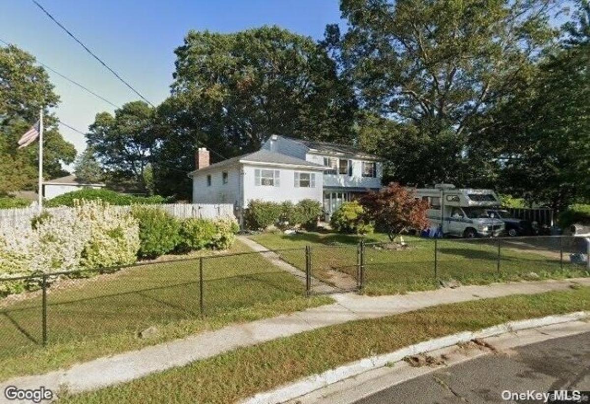 Picture of Home For Sale in North Babylon, New York, United States