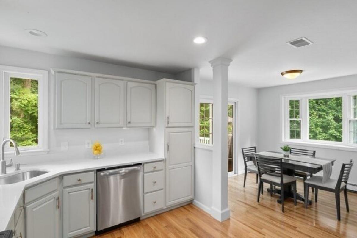 Picture of Home For Sale in East Bridgewater, Massachusetts, United States