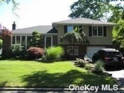Home For Rent in Melville, New York