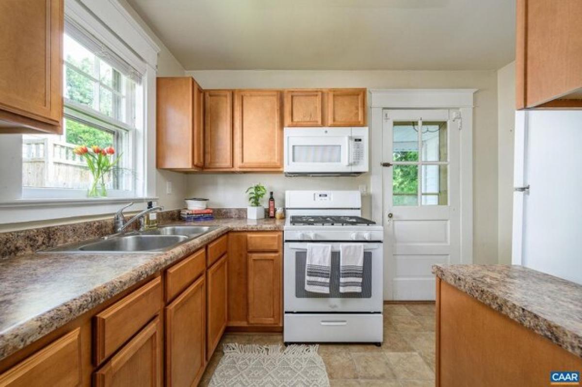 Picture of Home For Sale in Charlottesville, Virginia, United States