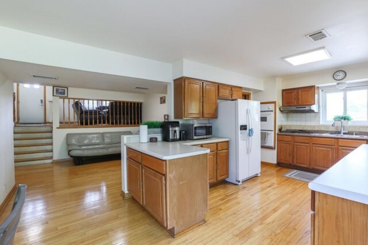 Picture of Home For Sale in Des Plaines, Illinois, United States