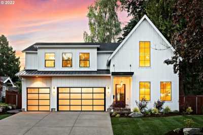 Home For Sale in Lake Oswego, Oregon
