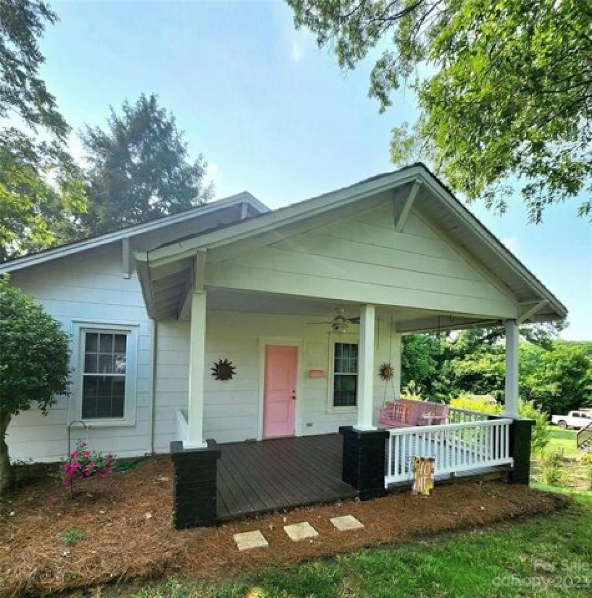 Picture of Home For Sale in Dallas, North Carolina, United States