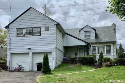 Home For Sale in Roslyn, New York