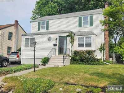 Home For Sale in Bergenfield, New Jersey