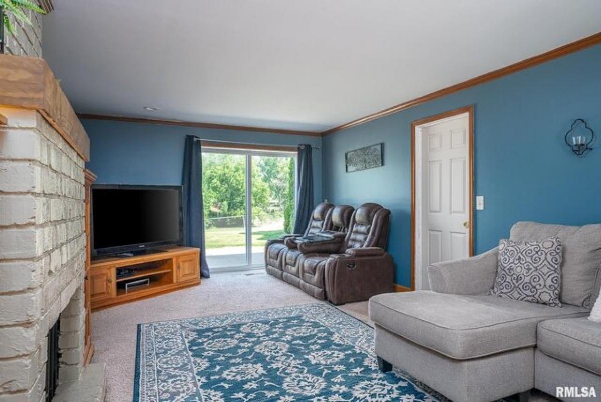 Picture of Home For Sale in Bettendorf, Iowa, United States