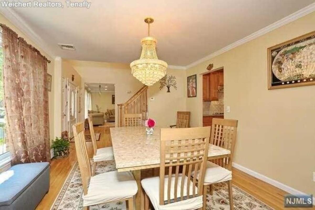 Picture of Home For Sale in Paramus, New Jersey, United States