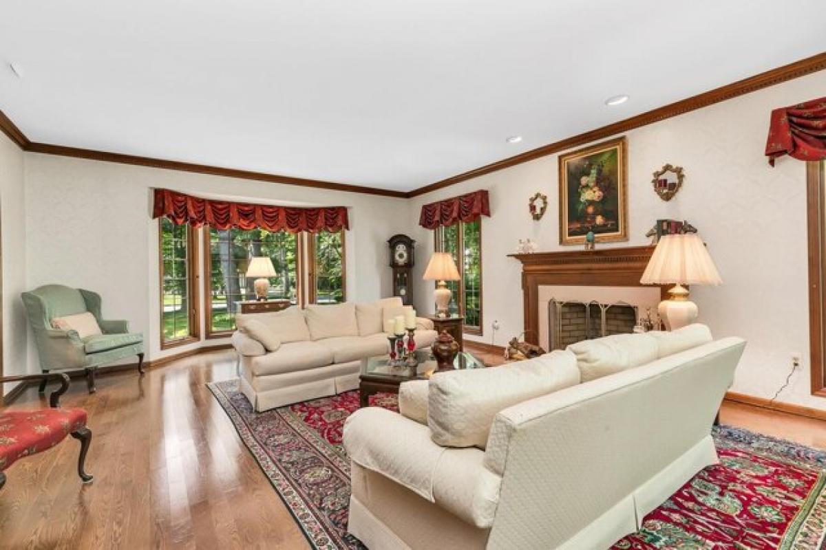 Picture of Home For Sale in Colts Neck, New Jersey, United States
