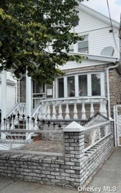 Home For Sale in Ozone Park, New York