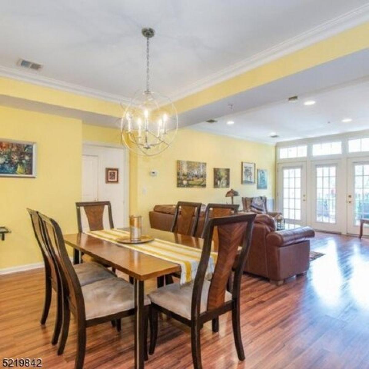Picture of Home For Sale in Clifton, New Jersey, United States