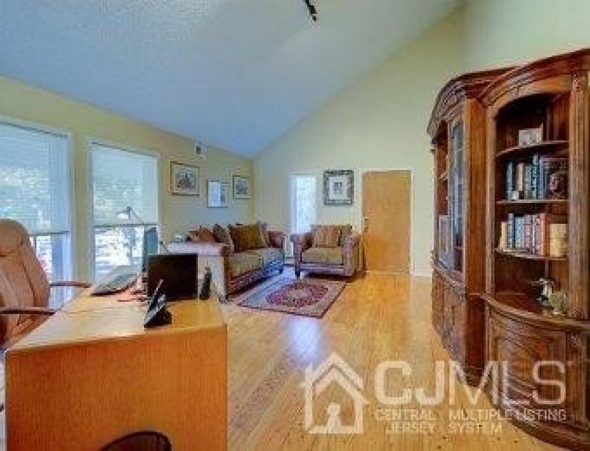 Picture of Home For Sale in Colonia, New Jersey, United States