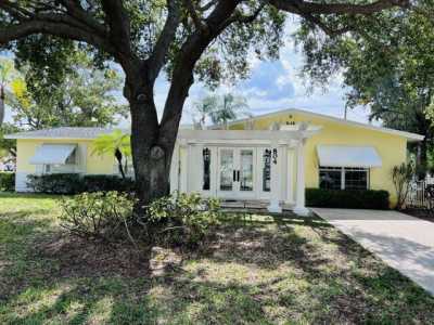 Home For Sale in Lake Park, Florida