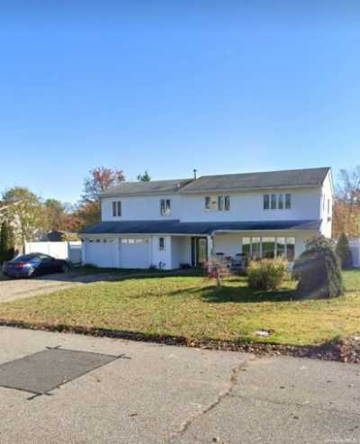 Home For Sale in Coram, New York
