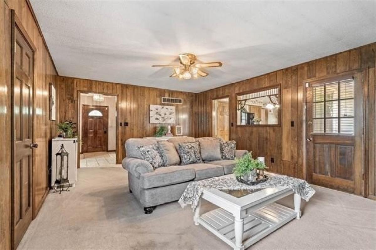 Picture of Home For Sale in Gladstone, Missouri, United States