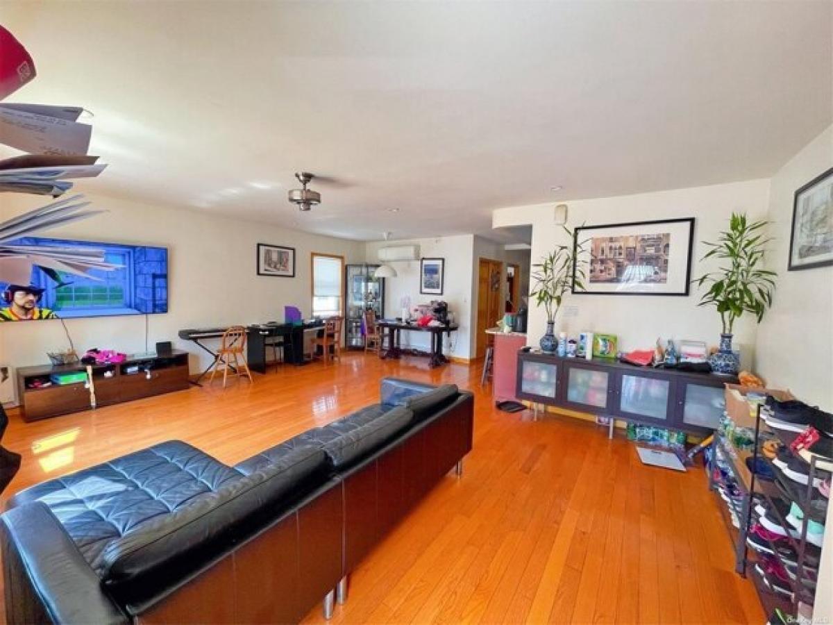 Picture of Home For Sale in Whitestone, New York, United States