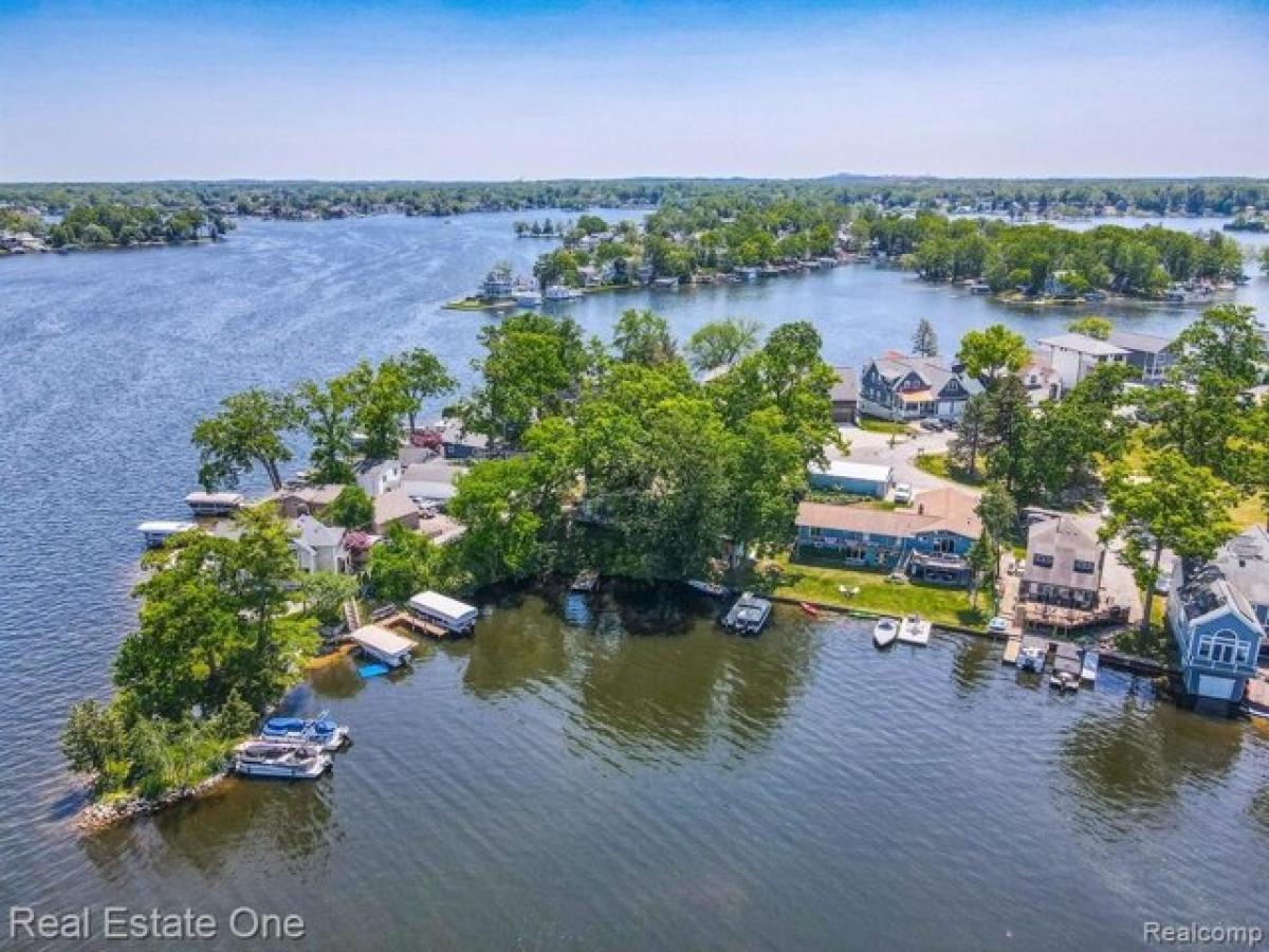 Picture of Home For Sale in Lake Orion, Michigan, United States