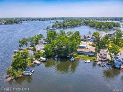 Home For Sale in Lake Orion, Michigan