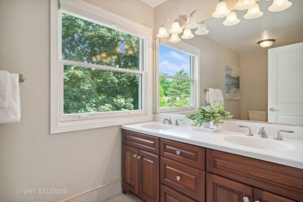 Picture of Home For Sale in Arlington Heights, Illinois, United States