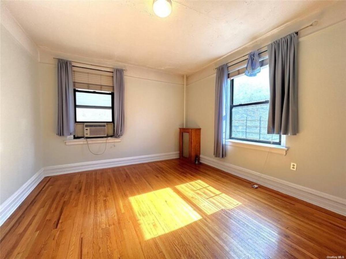Picture of Home For Sale in Astoria, New York, United States