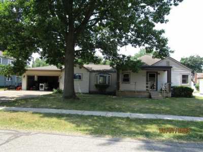 Home For Sale in Sylvan Lake, Michigan